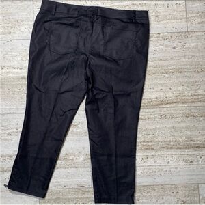 New York and Company Slim fit capri pants.
Size 16. NWT